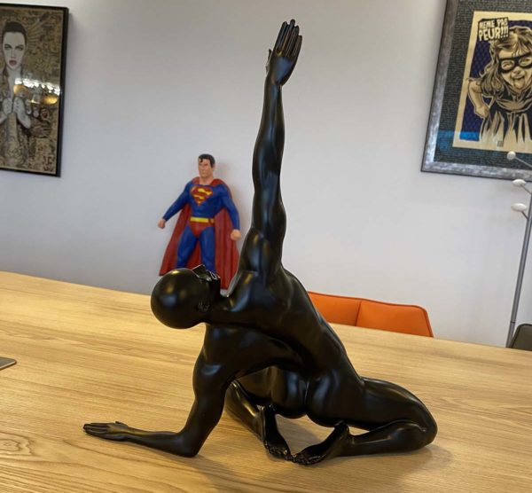 statue noire d'un homme 3
